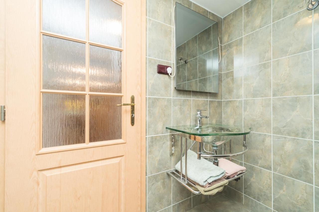 Budyne Apartment Budyne nad Ohri Bagian luar foto